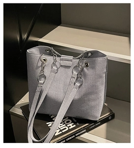 Detailansicht der graublauen Textil-Tote mit Metallringen und Magnetverschluss