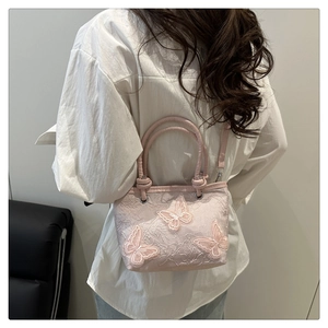 Détail du sac seau rose brodé avec papillons 3D et doubles poignées rondes