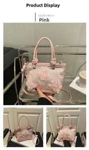 Détail du sac en dentelle rose avec papillons 3D et doubles poignées de main