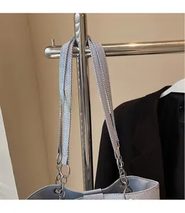 Detail der hellblauen gewebten Tragetasche mit robustem Kettenschultergurt-Design
