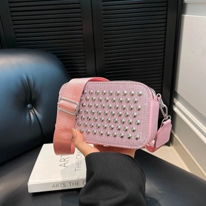Sac Bandoulière en Cuir PU Décoré de Rivets Pour Femme Petit Sac Carré Mode Urbain Minimaliste Avec Large Bandoulière