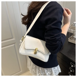 Nahaufnahme einer weißen Leder-Achseltasche mit minimalistischer goldener Metallschnalle