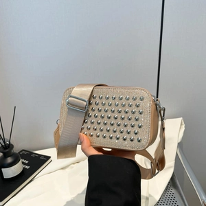 Sac bandoulière beige orné de strass brillants et rivets avec large sangle tissée