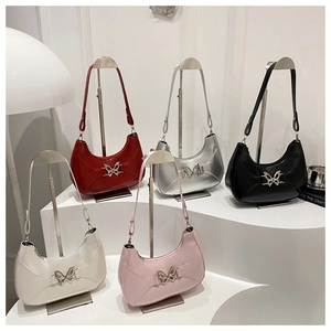 Détails de cinq sacs hobo colorés avec boucles papillon métalliques sur un support