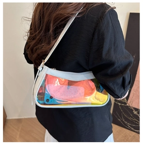 Détail du sac à bandoulière en PVC holographique avec liseré blanc et smartphone