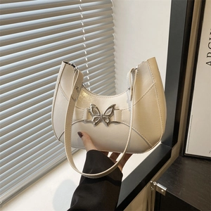 Sac croissant blanc crème avec boucle papillon argentée et fine bandoulière