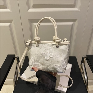 Borsa tote in pizzo bianco con applicazioni a farfalla 3D e tracolla staccabile