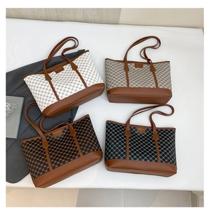 Détails de quatre sacs cabas à motifs en blanc, beige, marron et gris foncé en similicuir