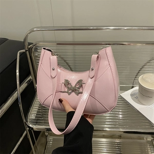 Sac hobo rose chic avec boucle papillon argentée et finition en cuir brillant élégant