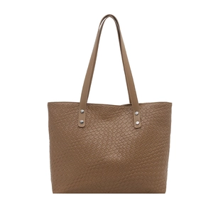 Borsa tote marrone con trama intrecciata, grande capacità e rivetti argento
