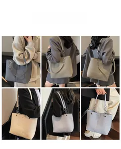 Detail der großen Totebag mit Metallkettenriemen und strukturierter Oberfläche