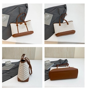 Detailansicht der großen Canvas-Tasche mit braunem Vintage-Muster und Lederbesatz