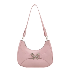 Sac hobo rose en demi-lune avec boucle papillon argentée et bandoulière réglable