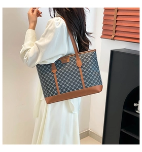 Détail du grand sac cabas rétro avec motif géométrique gris et anses en cuir marron