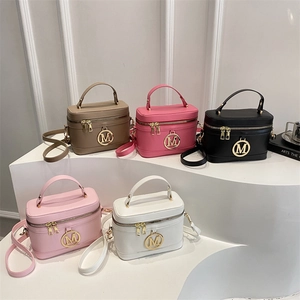 Sac Seau Bandoulière Femme Cuir PU Logo Métal M Matériel Doré Double Fermeture Éclair Poignée Chic Design Niche