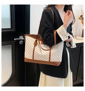 Détail du grand sac cabas en toile avec motif rétro et finitions en cuir marron