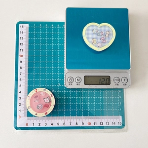 Cute heart and round shaker phone grip with floating charms and size measurement