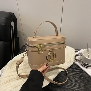 Sac boîte minimaliste kaki avec logo M doré, double fermeture et bandoulière réglable