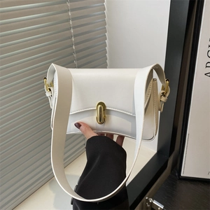 Minimalistische weiße PU-Umhängetasche mit goldener Metallschnalle und Tragegurt