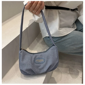 Borsa sottobraccio plissettata a righe blu da donna con tracolla alla moda