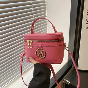 Sac seau rose en cuir avec logo M doré et bandoulière réglable pour femmes