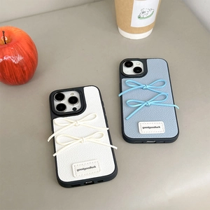 Detailansicht der minimalistischen Leder-Schleifen-Handyhüllen für iPhone in Weiß und Blau