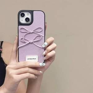 Lila Leder iPhone Hülle mit süßem Schleifen-Design und hochwertiger Textur.