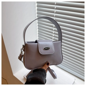 Detail der lavendelfarbenen PU-Ledertasche mit JWHN-Logo und breitem Trageriemen