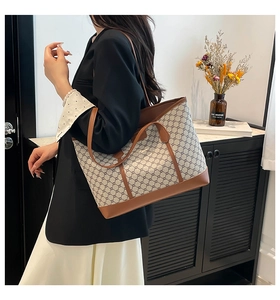 Sac cabas porté épaule avec motifs géométriques et finitions en cuir marron