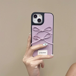 Detailansicht einer lila Leder-iPhone-Hülle mit eleganten Schleifen und weicher Textur