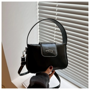 Detail der minimalistischen schwarzen PU-Leder Tasche mit JWHN-Metallplatte und Griff