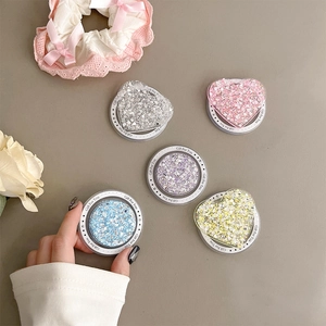 Detailopname van glitter hart en ronde magnetische telefoonhouders met tekstgravure