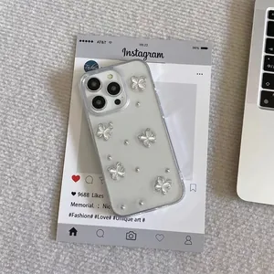 Coque iPhone transparente avec papillons argentés 3D et perles blanches élégantes décorées