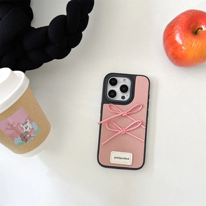 Rosa Leder Handyhülle mit Schleifen für iPhone 16 Pro Max Detailansicht Textur