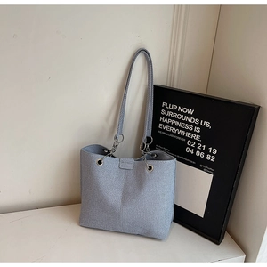 Nahaufnahme der hellblauen Tote Bag mit Schultergurt-Metallring und Twill-Stoffstruktur