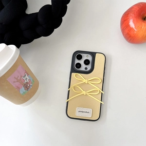 Gelbe Lederhülle für iPhone mit niedlichen Schleifen und goodgoodluck-Etikett-Detail