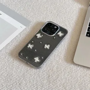Détail de la coque iPhone transparente avec perles argentées et papillons blancs 3D
