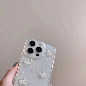 Détail de la coque iPhone transparente avec nœuds 3D et petites perles argentées