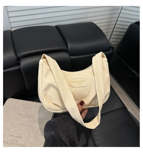 Vista dettagliata di una borsa sottobraccio a pieghe beige in stile coreano alla moda