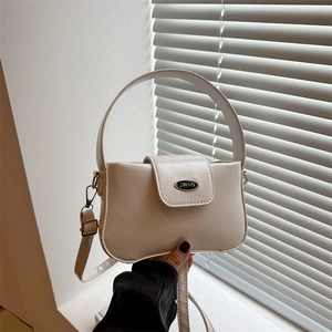 Minimalistische beige Lederhandtasche mit Griff und metallischem JWHN Markenlogo-Schild