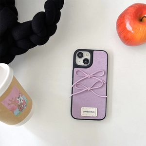 Elegante lila Leder-iPhone-Hülle mit stilvollem Schleifendesign und strukturierter Oberfläche.