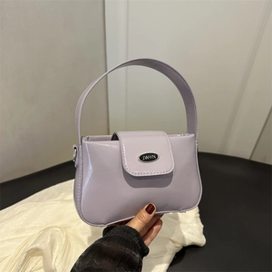 Minimalistische hellviolette Schultertasche aus Glanzleder mit JWHN-Logo vorne