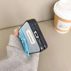 Detailansicht der hellblauen Schleife an der Samsung Z Flip 6 Leder Handyhülle