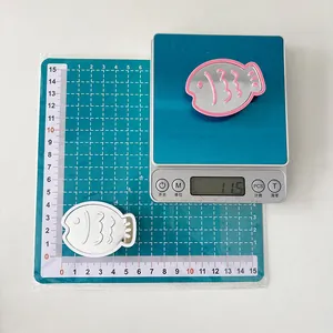 Fish-shaped phone mirror socket weight measurement of 11.5g and size dimensions