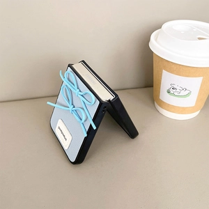Detailansicht der hellblauen Leder-Handyhülle mit dekorativen Schleifen für Z Flip 6