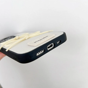 Detailansicht der Unterseite der weißen Leder-Schleifen-Schutzhülle für das iPhone