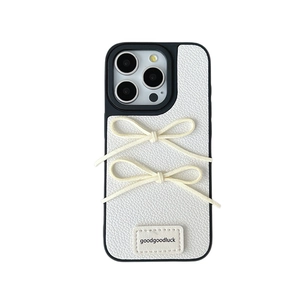 Elegante weiße Leder-iPhone-Hülle mit dekorativen cremefarbenen Schleifen und Label