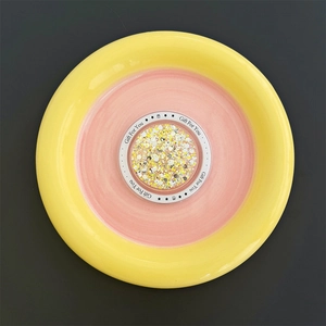 Gedetailleerd overzicht van een ronde magnetische telefoonhouder met glitter