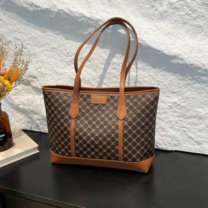 Grand sac cabas marron avec motif géométrique et fines bandoulières en cuir élégantes