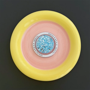 Detailopname van een ronde magnetische telefoonhouder met blauwe glitterpailletten.